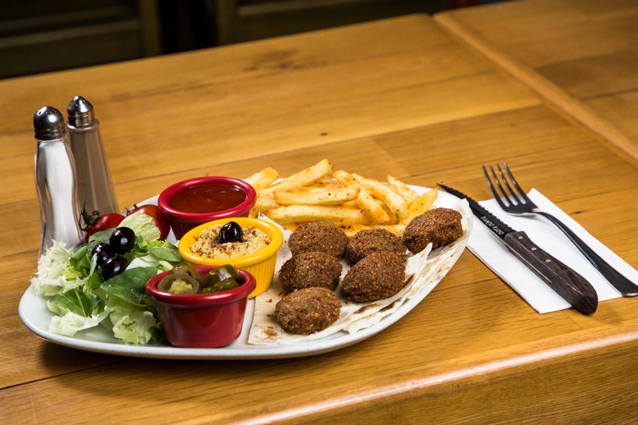 Bombadil'in Köftesi - 6 adet falafe l/ Akdeniz Yeşillikleri/ Baharatlı Patates / Humus / Dip sos