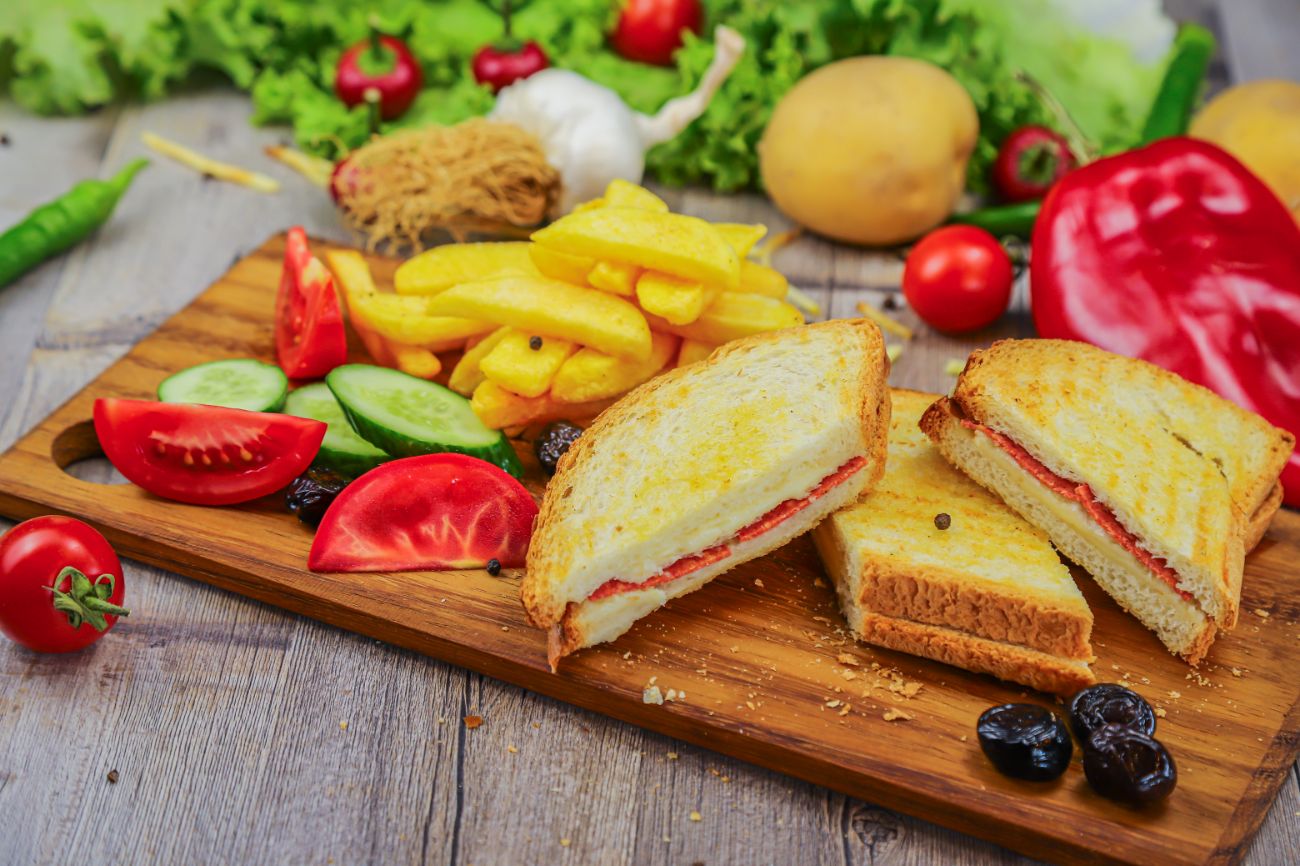 KARIŞIK TOST - Kaşar peyniri, dana sucuğu, yanında patates kızartması, domates, salatalık ve siyah zeytin ile