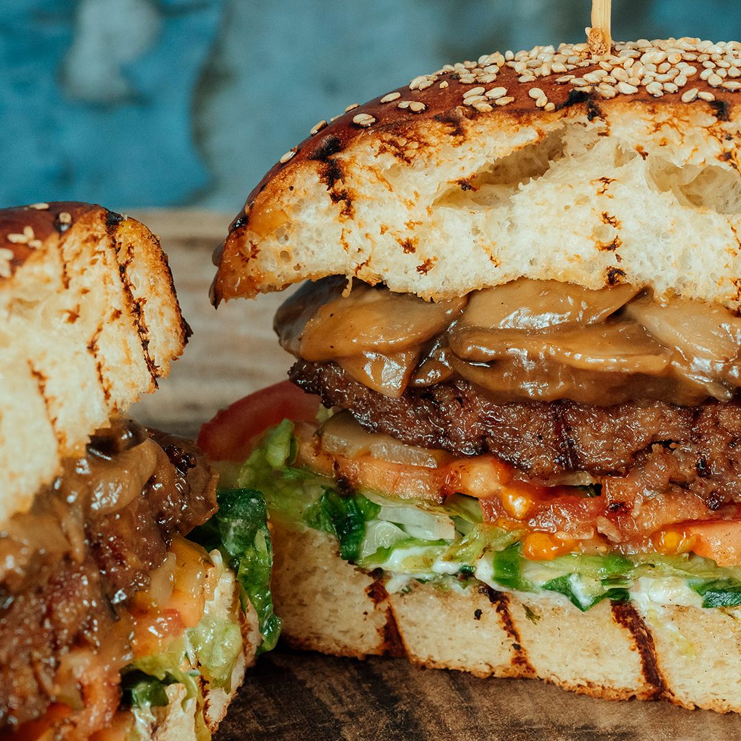 Mantar Burger - Meşe kömür ızgarada pişirilmiş köftesi, sotelenmiş mantar, domates, marul, turşu özel sosu ve yanında patates kızartması ile