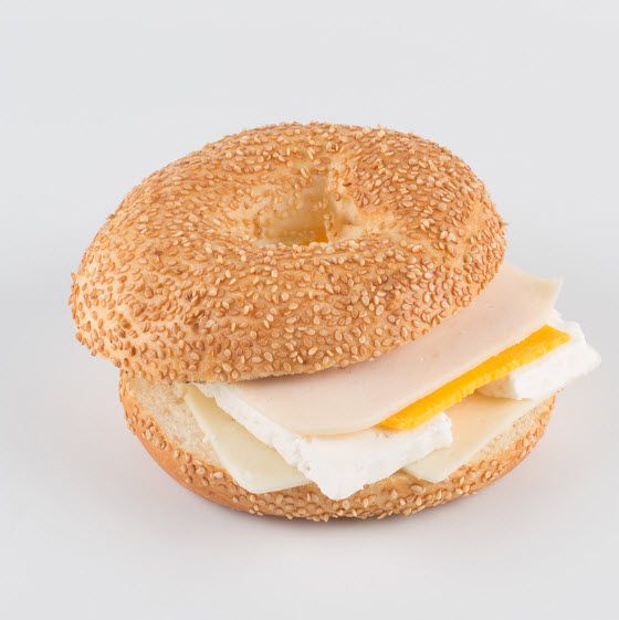 Bagel Sandviç - Susamlı Bagel, Kaşar Peynir, Beyaz Peynir, Çedar Peynir, Tavuk Jambon, Zeytin Ezmesi Sos, Krem Peynir