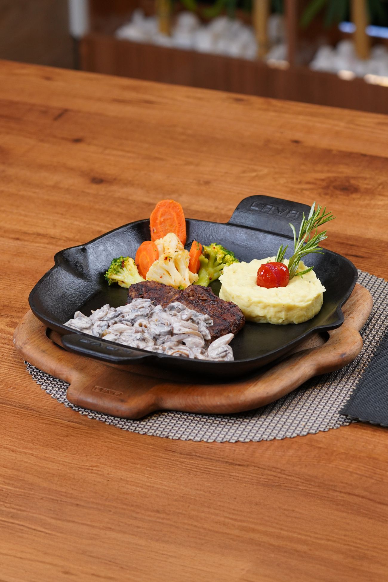 Mantar Soslu Bonfile - Dana Bonfile, Mantar, Pişmiş Soğan, Krema, Sebzeli Çeşni, Kaşar Peynir, Tereyağ Sebze Sote Ve Patates Püresi ile Servis Edilir.