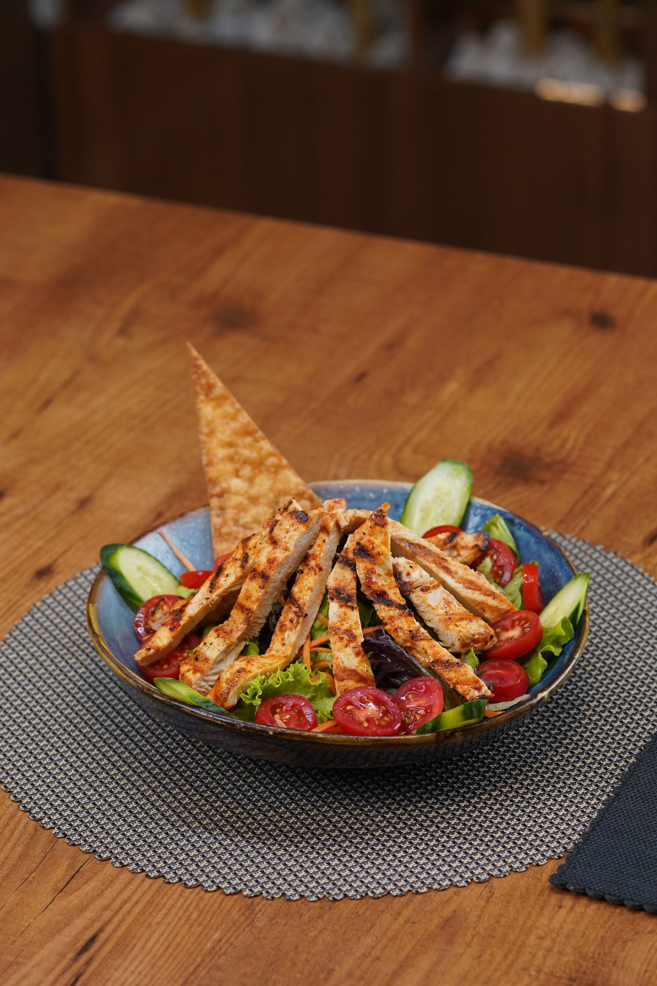 Izgara Tavuk Salata - Özel Baharatlarla Marine Edilmiş Izgara Tavuk, Akdeniz Yeşilliği, Iceberg, Cherry Domates, Salatalık, Mısır, Havuç, Meksika Fasulyesi, Parmesan Peyniri, Özel Ütopya Sosu.