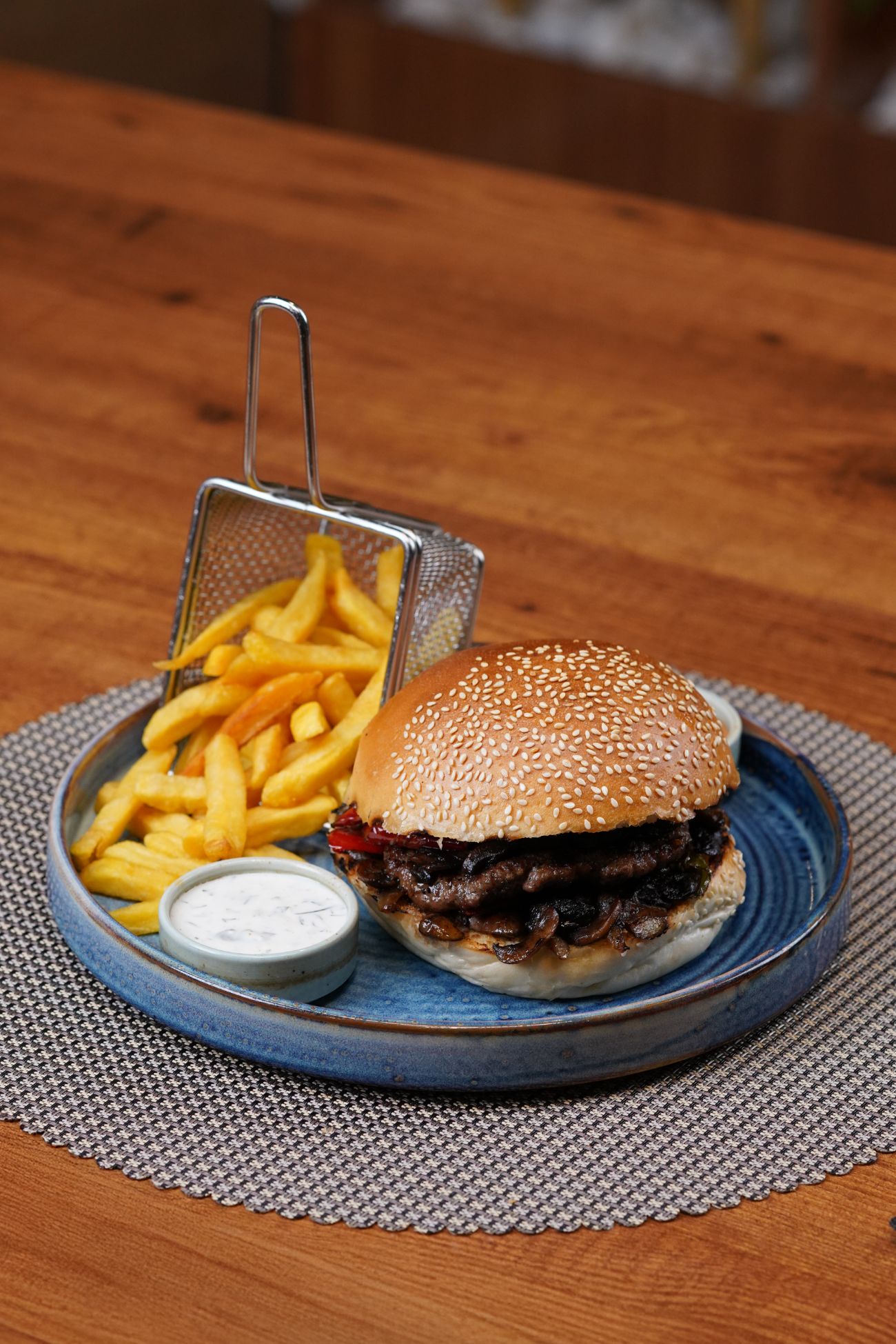 Oven Burger - 130 gr. Dana Kıyma, Karamelize Soğan, Mantar, Biber, Barbekü Sos, Patates Kızartması Eşliğinde