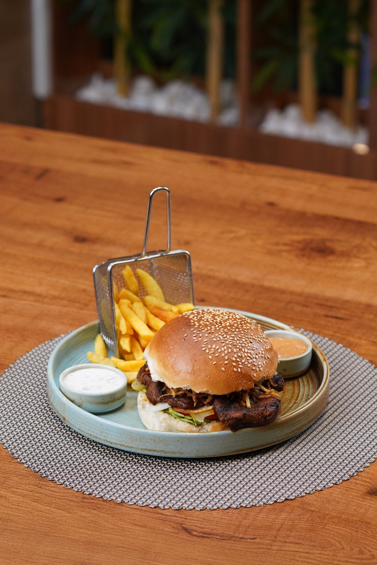 Steak Burger - 130 gr. Dana Lokum, Kibrit Patates, Marul, Domates, Kornişon Turşu, Kaşar Peyniri, Patates Kızartması ile.