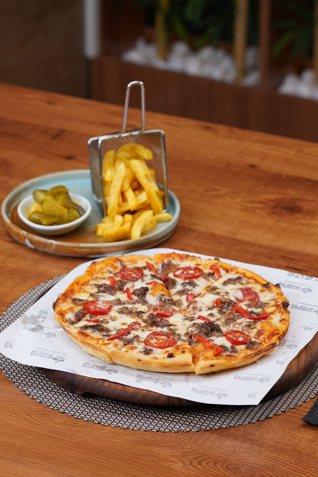 Kavurmalı Pizza - Mozarella Peynir, Dana Kavurma, Chery Domates, Parmesan Peynir, Roka.