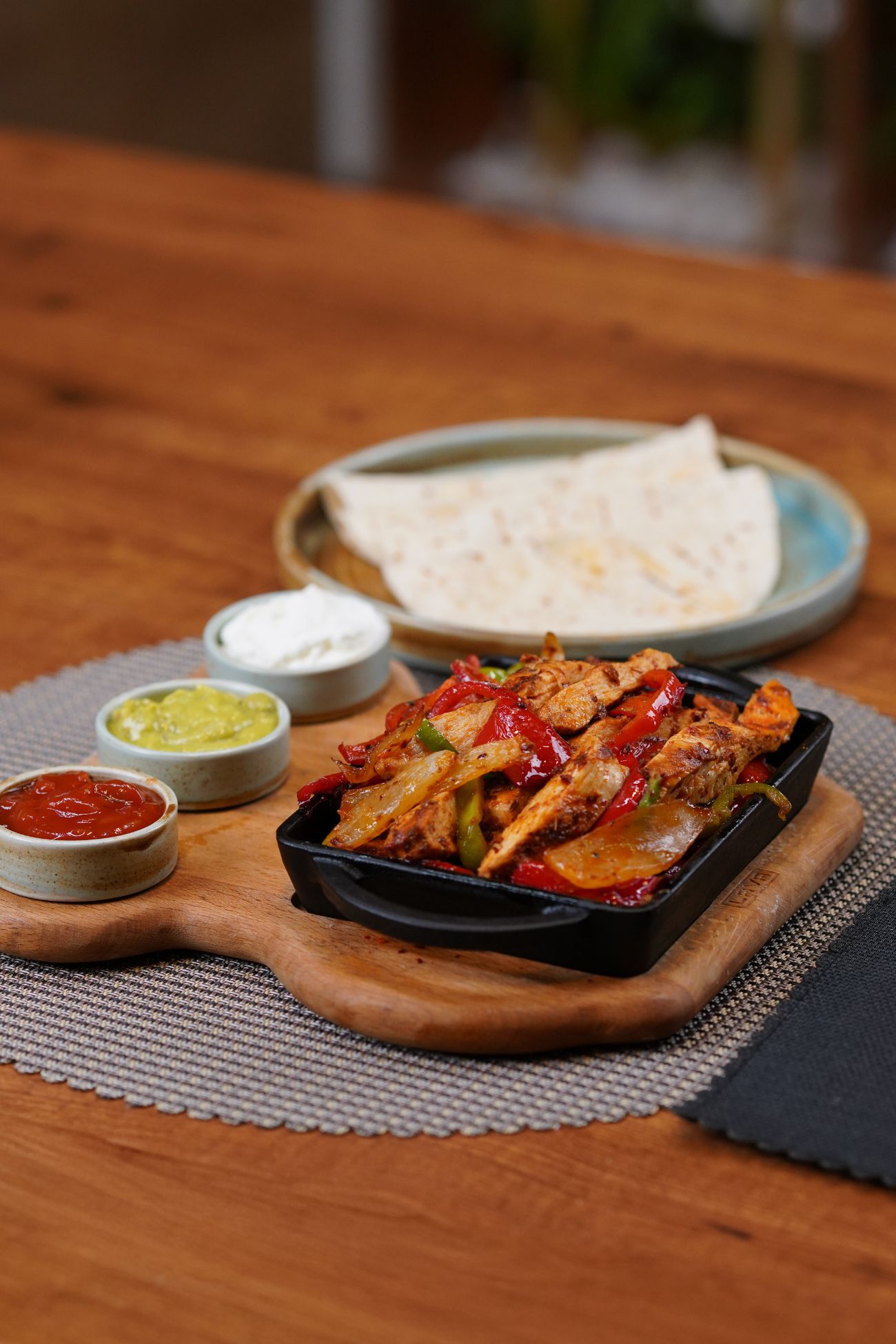 Chicken Fajita - Izgara Tavuk, Mix Biber, Kırmızı Soğan, Arnavut Biberi, Sarımsak, 3 Çeşit Sos İle Servis Edilir