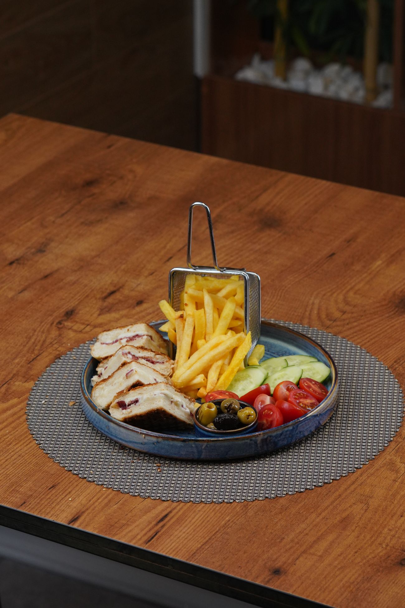 Pastırma Tost - Pastırma, Mozzarella Peynir, Sarımsak Sos, Chery Domates,  Domates, Salatalık Ve Patates Kızartması ile.