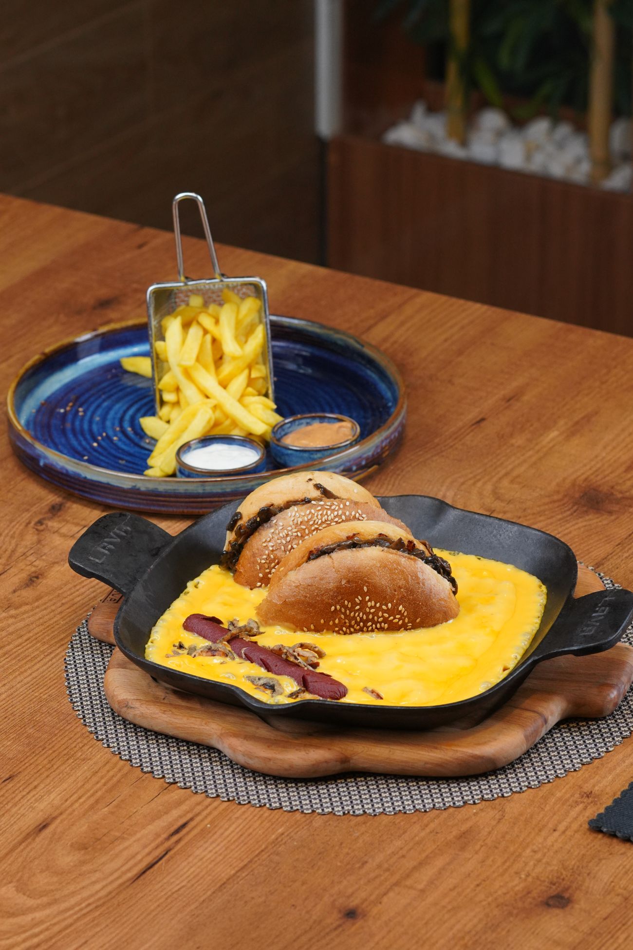 Ütopya Burger - 130 gr. Dana Kıyma, Mantar, Karamelize Soğan, Ütopya Dip Sos, Sosis ve Çıtır Soğan ile Servis Edilir.