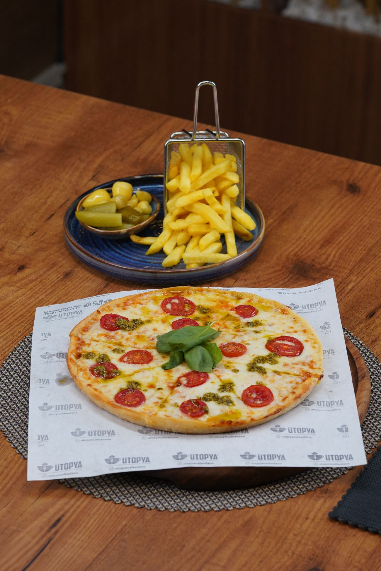 Margherita Pizza - Domates Sos, Mozzarella Peyni̇ri̇, Di̇li̇m Domates ve Fesleğen Yaprakları ile.