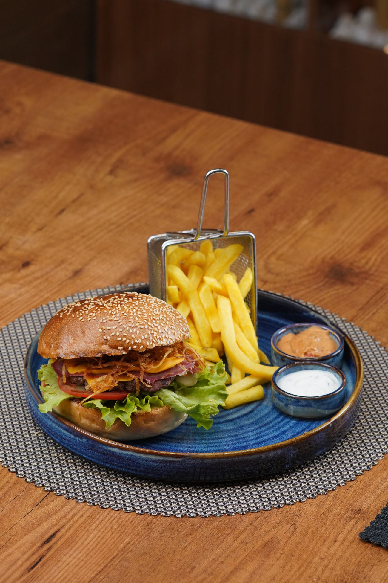 Dana Bacon Burger - 130 gr. Dana Kıyma, Füme Et, Marul, Domates, Kornişon Turşu, Kibrit Patates, Cheddar Peyniri, Patates Kızartması Eşliğinde