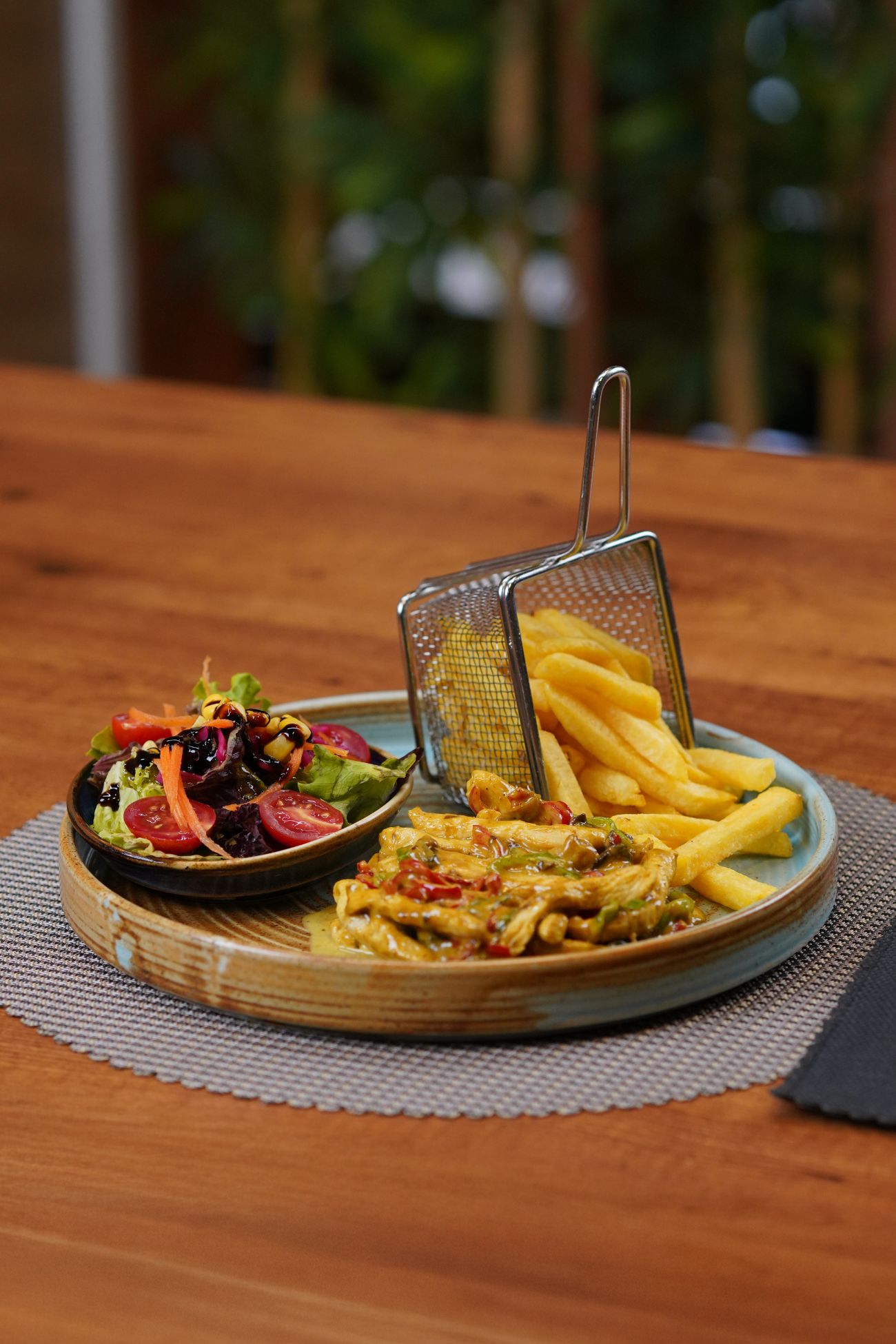 Chicken Curry - Jülyen Tavuk, Mantar, Biber, Krema, Köri, Sarımsak Sos ve Krema. Salata Ve Patates Eşliğinde