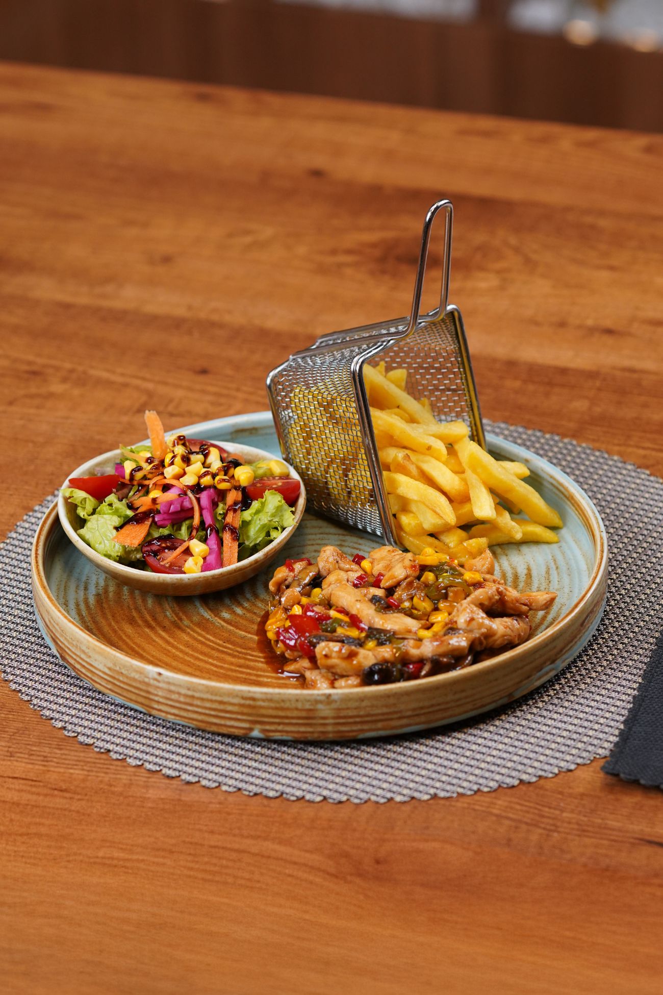 Sweet Chili Soslu Tavuk - Jülyen Tavuk, Mix Biber, Mantar, Mısır, Sweet Chili Sos ve Susam. Salata ve Patates Eşliğinde.