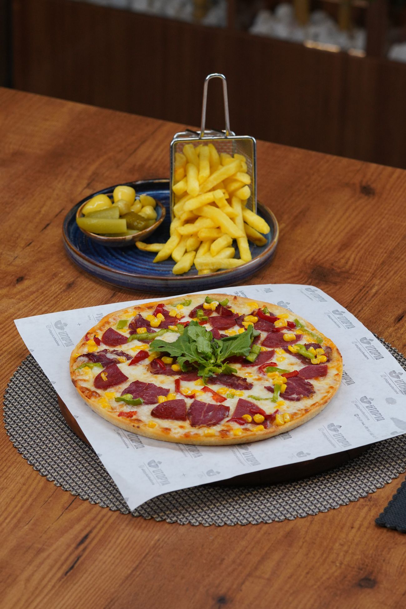 Alaturka Pizza - Mozarella Peynir, Pastırma, Sucuk, Mix Biber, Zeytin, Mısır.