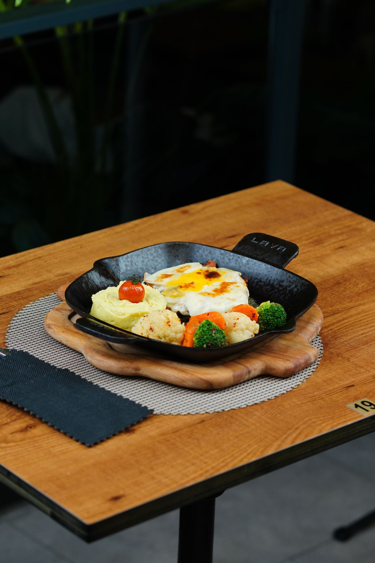 Chicken Mushroom - Izgara Tavuk, Mantar Sos, Mozarella Kaşar Peynir, Cheddar, Patates Püresi ve Sebze Sote ile Servis Edilir.