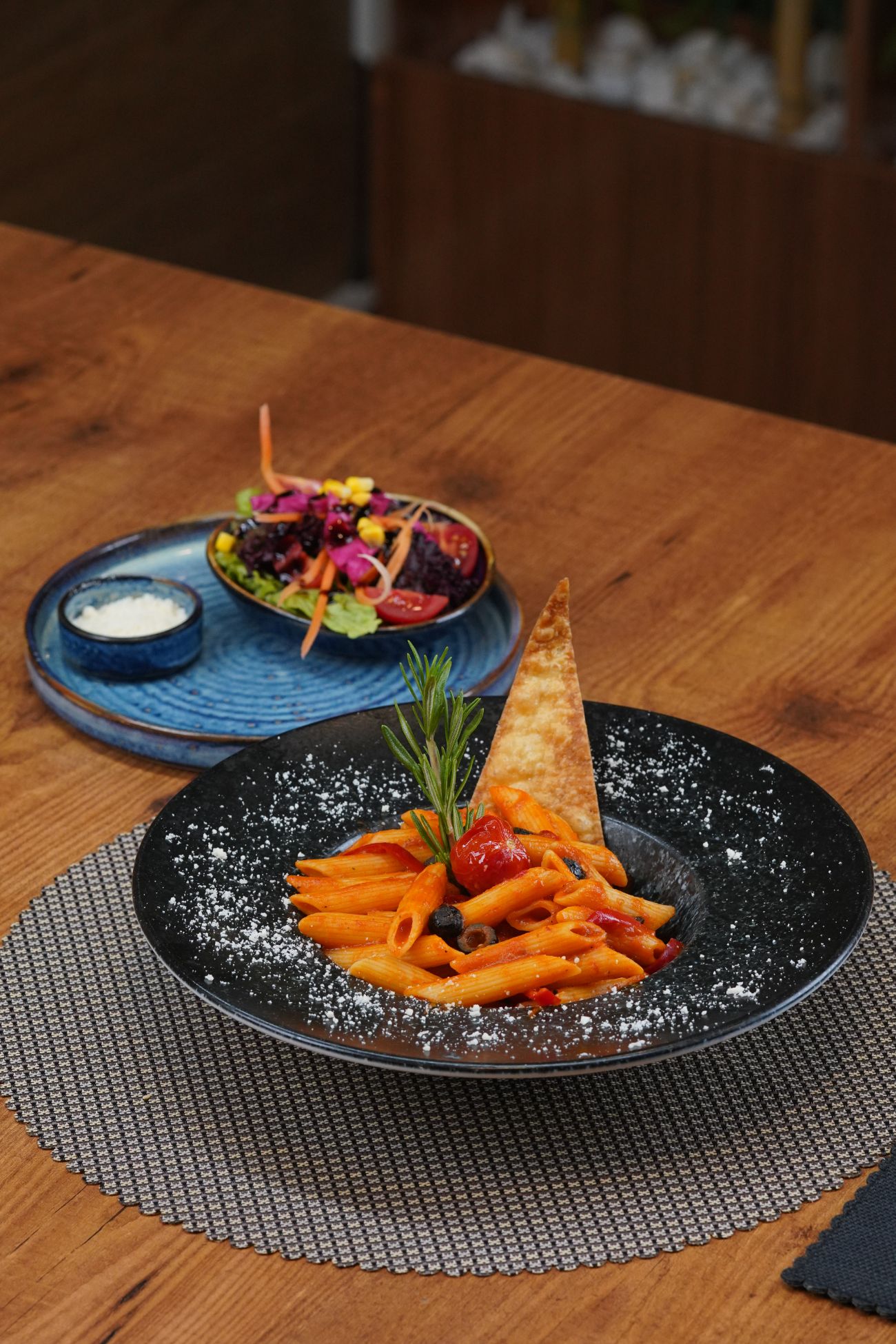 Penne Arabiata - Sarımsak, Kırmızı Biber, Siyah Zeytin, Acı Sos, Domates Sos, Parmesan Eşliğinde
