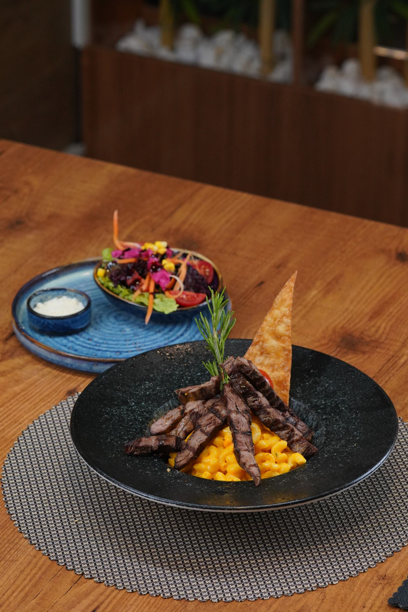 Mac And Cheese Beef - Pipette Makarna, Cheddar Sos, Mozarella Peynir, Krema, Izgara Bonfile ve Roka İle Servis Edilir