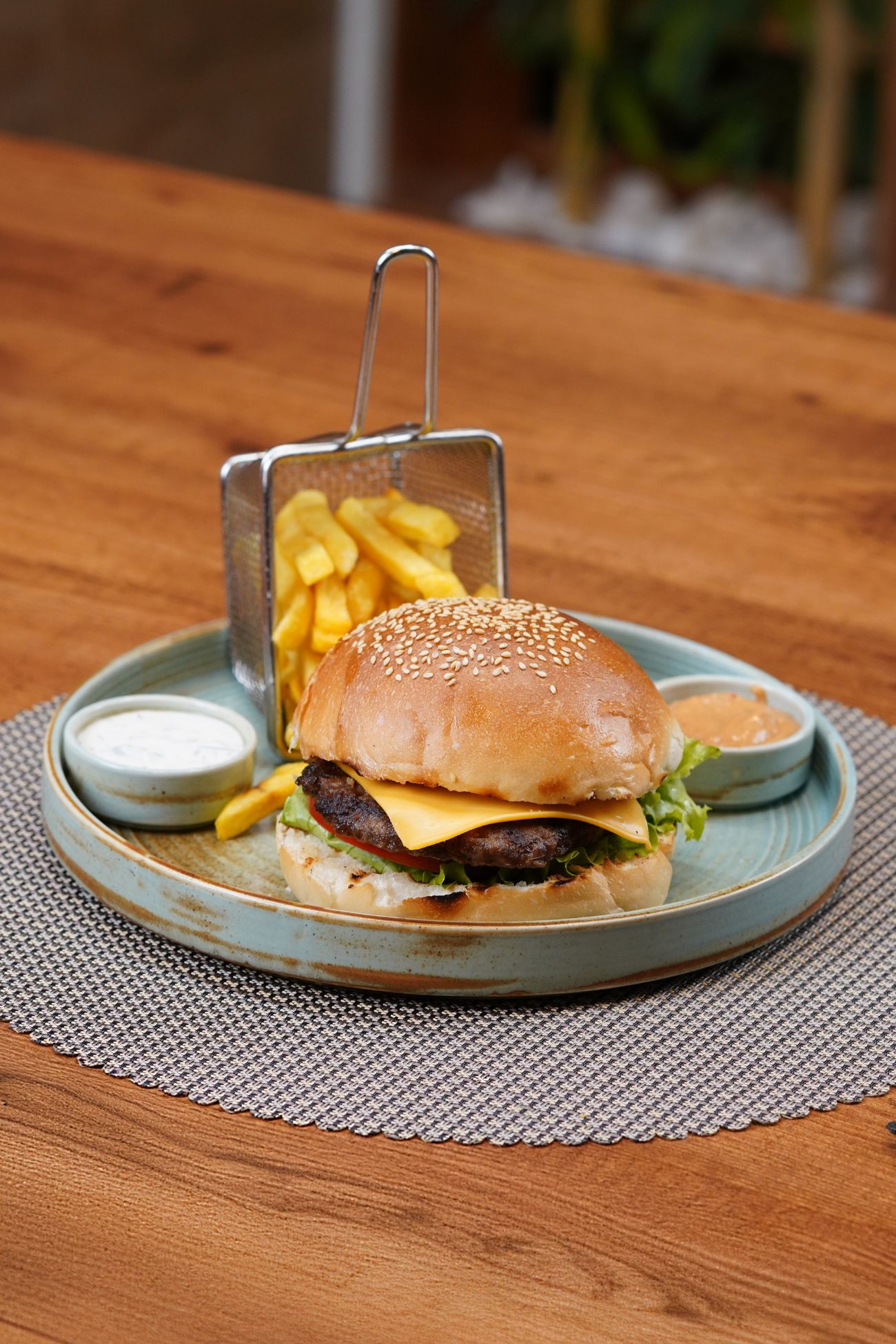 Cheeseburger - 130 gr. Dana Kıyma, Cheddar Peynir, Domates, Marul, Kornişon Turşu, Patates Kızartması ile.