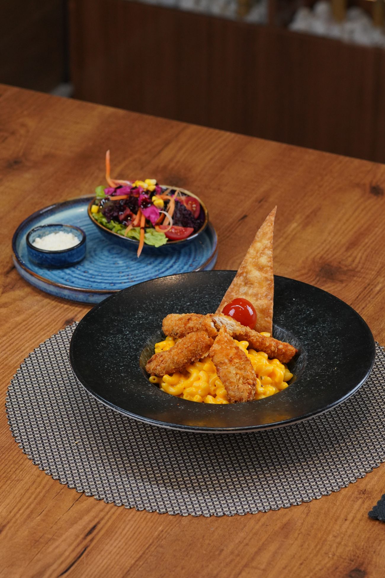 Mac And Cheese Chicken - Pipette Makarna, Cheddar Sos, Mozarella Peynir, Krema, Panelenmiş Tavuk ve Roka İle Servis Edilir