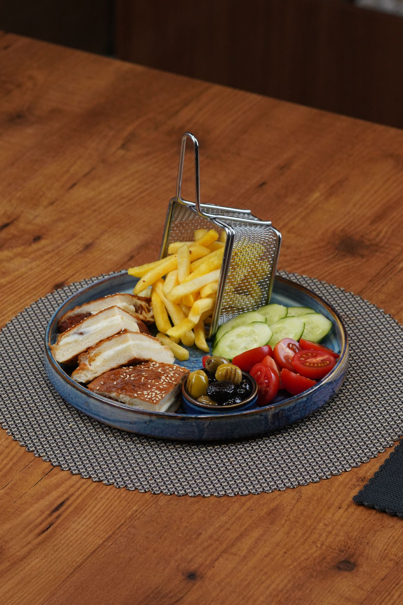 Kaşarlı Tost - Domates, Salatalık, Zeytin ve Patates Kızartması Eşliğinde.