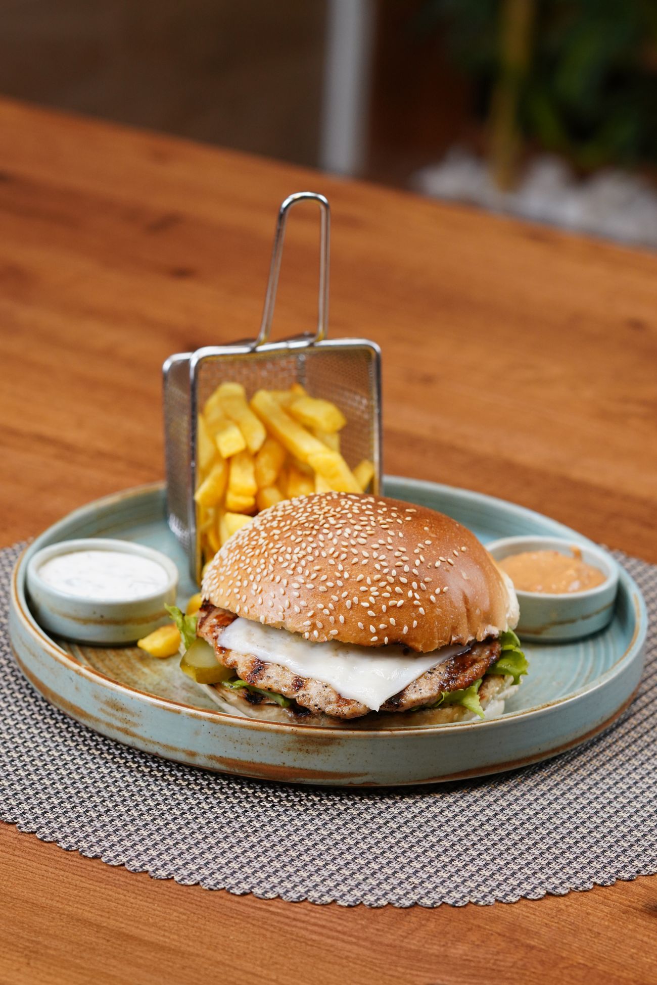 Chicken Burger - 140 gr. Panelenmiş Tavuk, Marul, Domates, Kornişon Turşu, Kaşar Peyniri, Patates Kızartması ile.