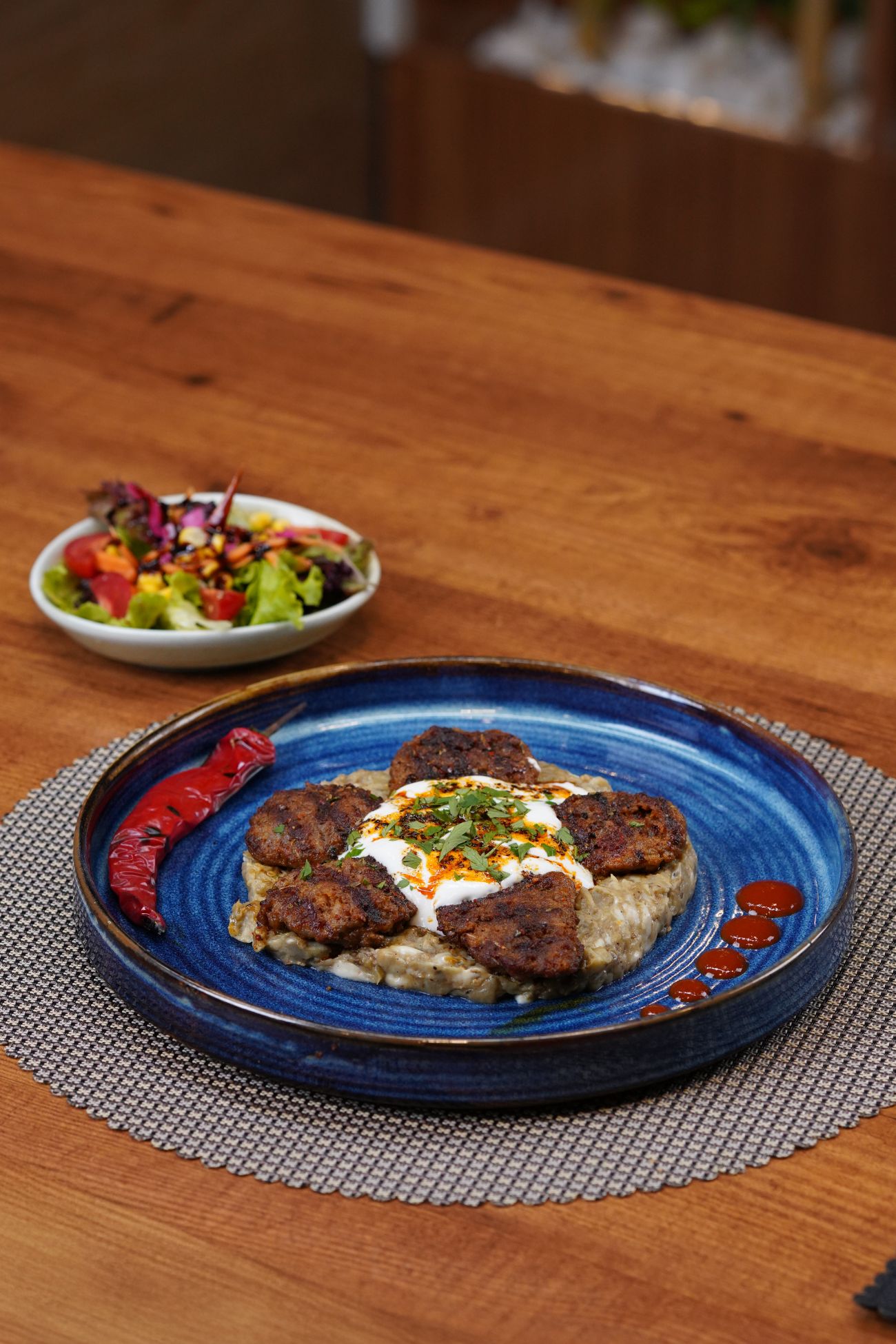 Ütopya Special Köfte - Dana Kıyma, Közlenmiş Patlıcan ,Krema, Süzme Yoğurt, Mozeralla peynir ve Mini Salata ile servis edilir.