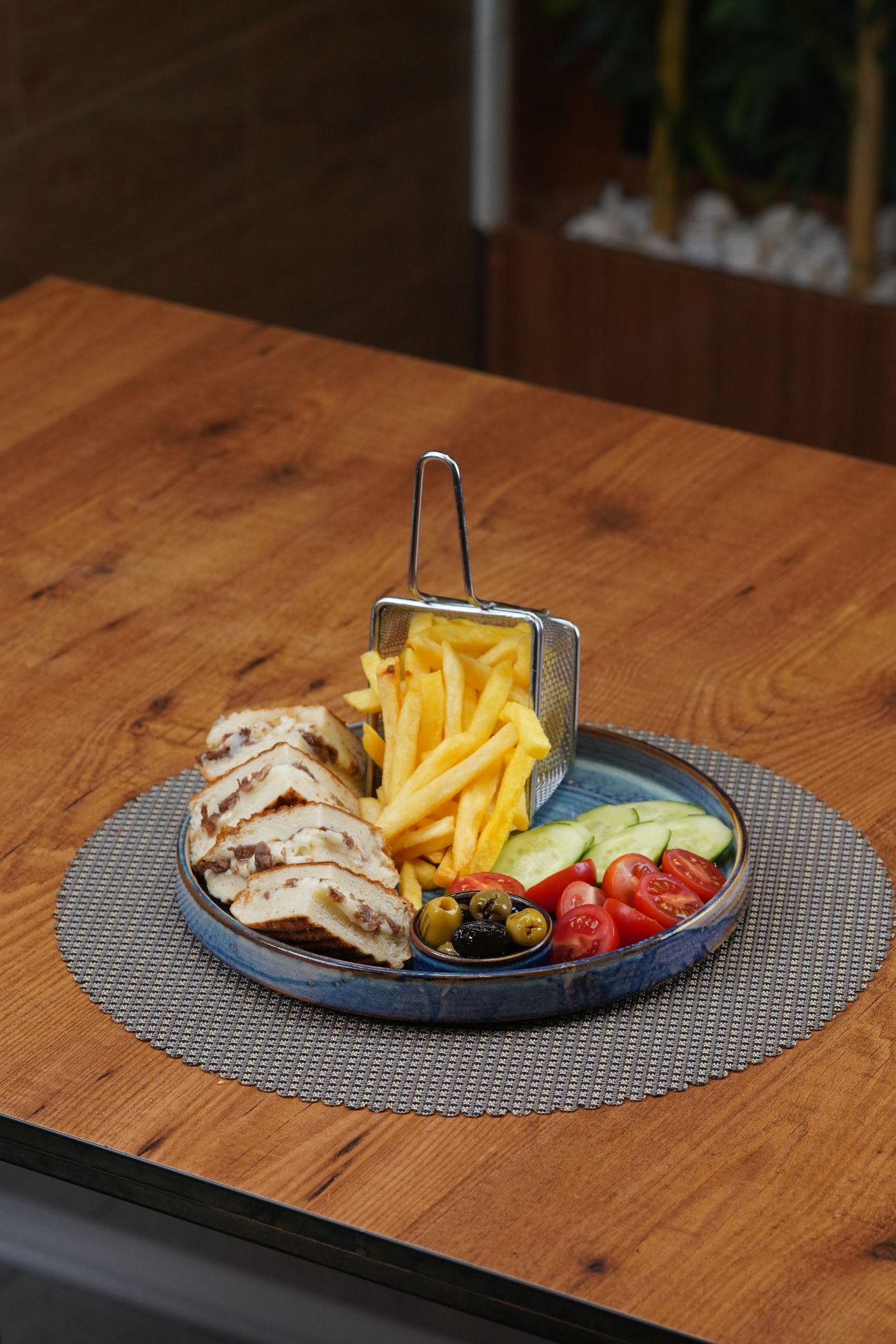 Kavurmalı Tost - Kavurma, Kaşar Peynir, Domates, Salatalık, Zeytin ve Patates Kızartması Eşliğinde.
