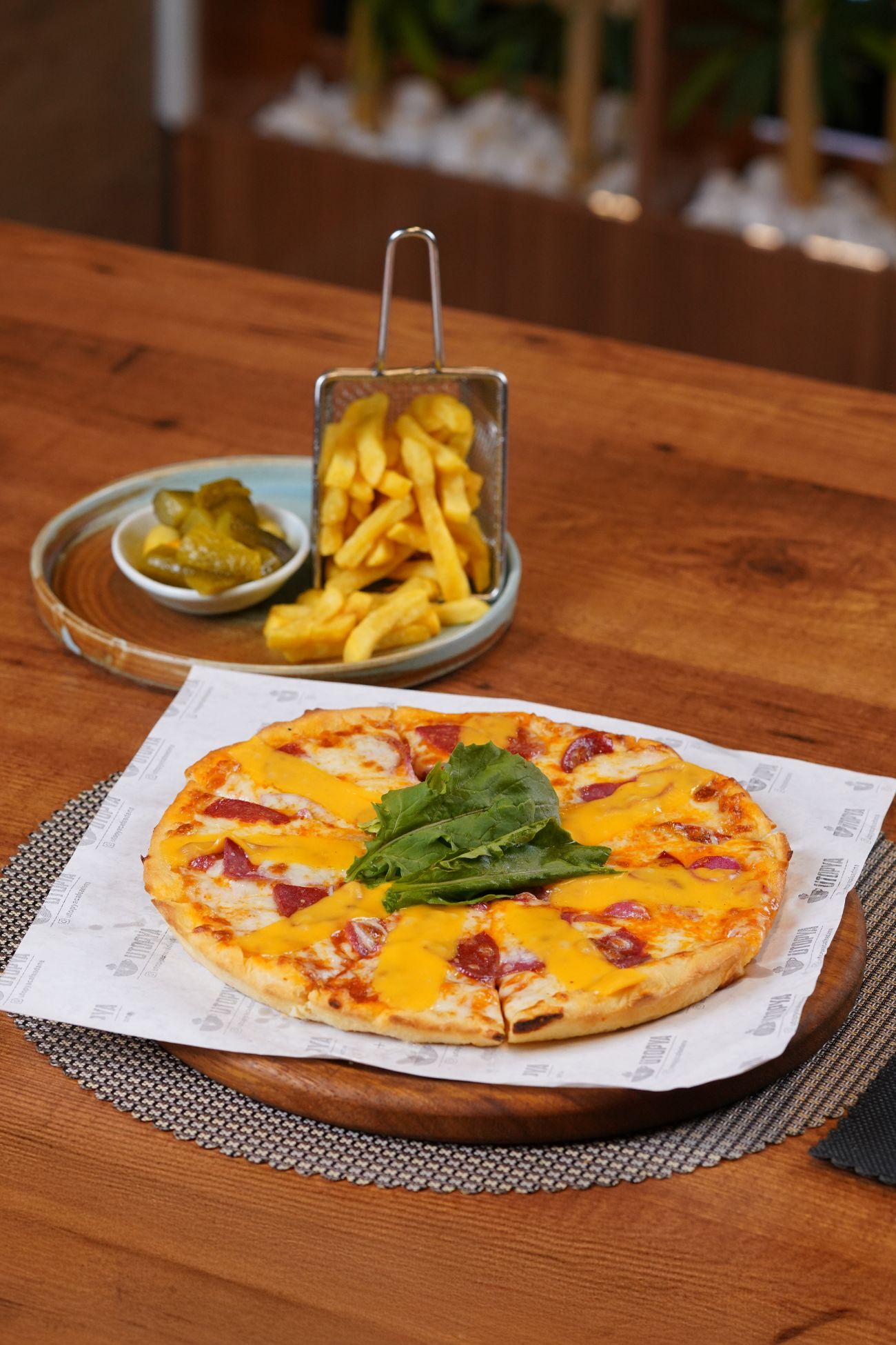 Şarküteri Pizza - Mozarella Peynir, Sucuk, Salam, Jambon, Sosis, Chedar Peynir, Roka.
