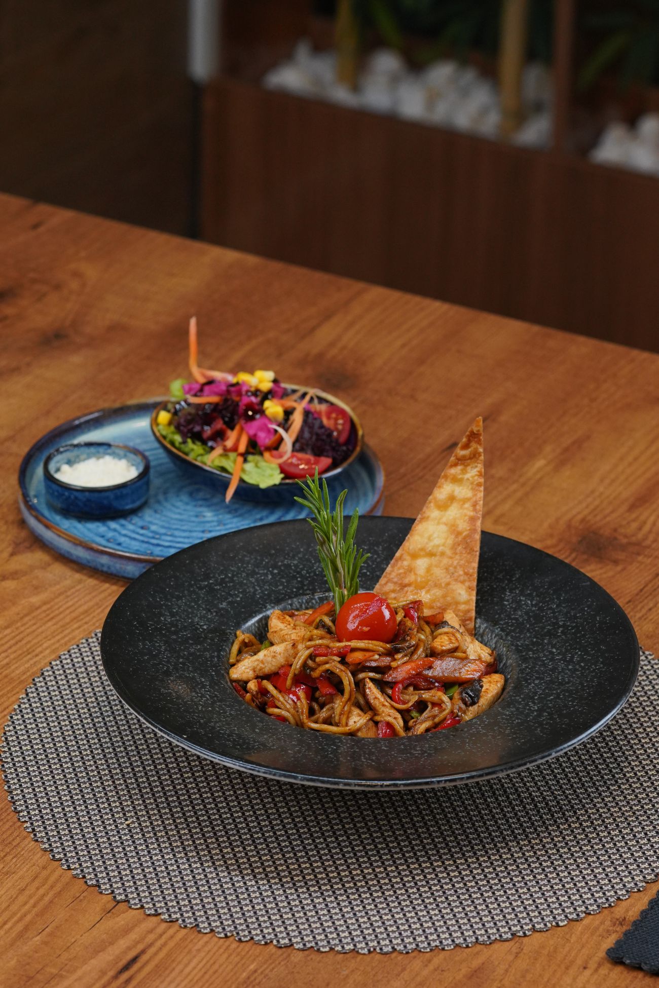 Tavuklu Noodle - Tavuk, Yeşil-Kırmızı Biber, Havuç, Mantar, Soya Sosu, Susam, Chilli Sos.