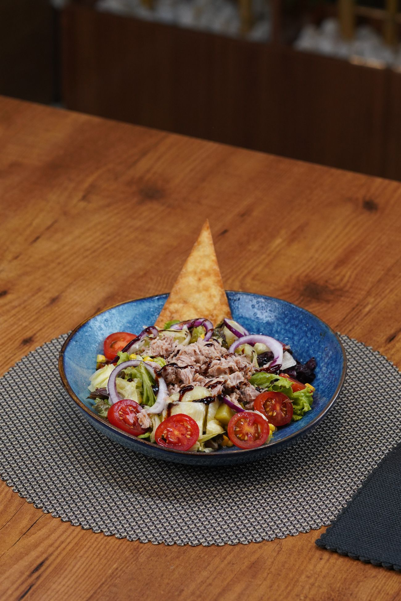 Ton Balıklı Salata - Akdeniz Yeşilliği, Iceberg, Mısır, Cherry Domates, Salatalık Turşusu, Kırmızı Soğan, Özel Ütopya Sosu ile.