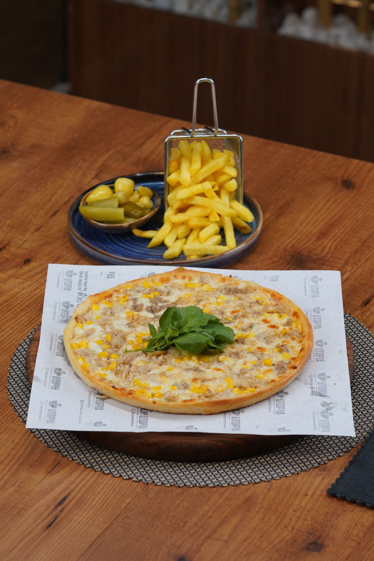 Ton Balıklı Pizza - Domates Sos, Mozzarella Peyni̇ri̇, Ton Balığı, Mısır ve, Roka ile.