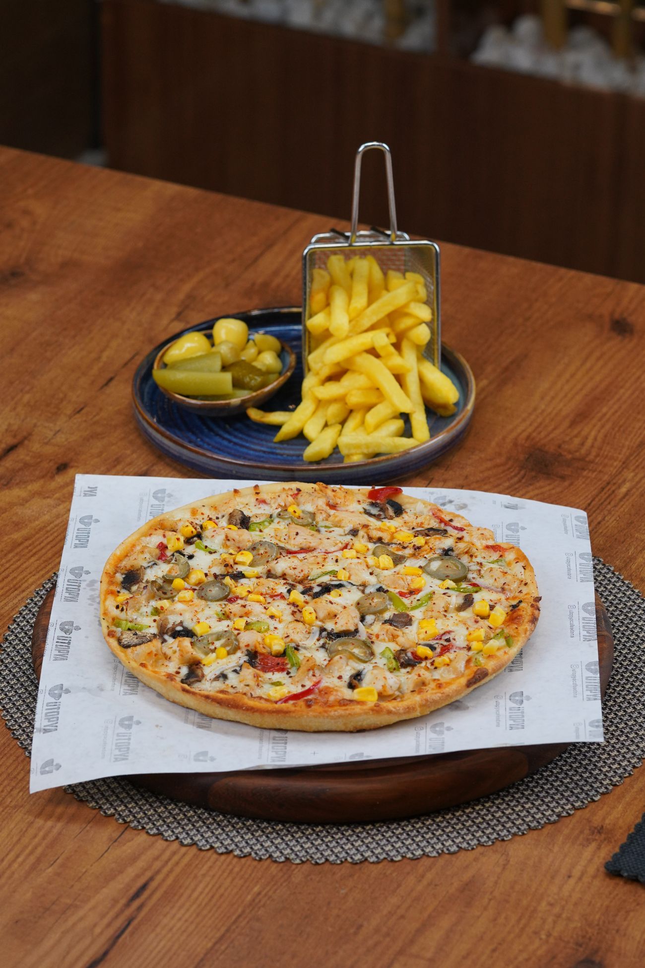 Chicken Pizza - Domates Sos, Mozzarella Peyni̇ri̇, Tavuk, Soğan, Mantar, Bi̇ber, Mısır ve Jelepone Bi̇beri̇ ile.