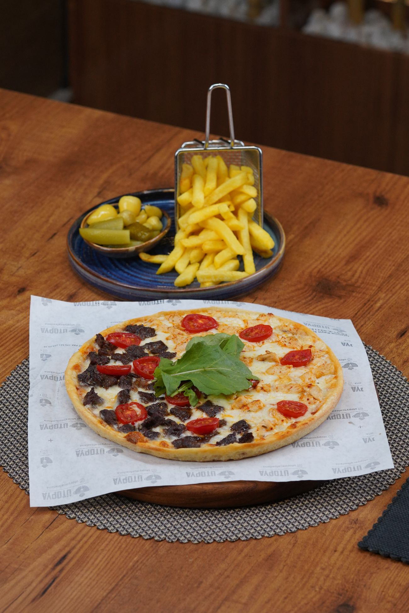 Speccial Pizza - Dana Bonfile, Tavuk Göğüs, Domates Sos, Mozarella Peyniri, Parmesan Peyniri, Cherry Domates, Roka ile
