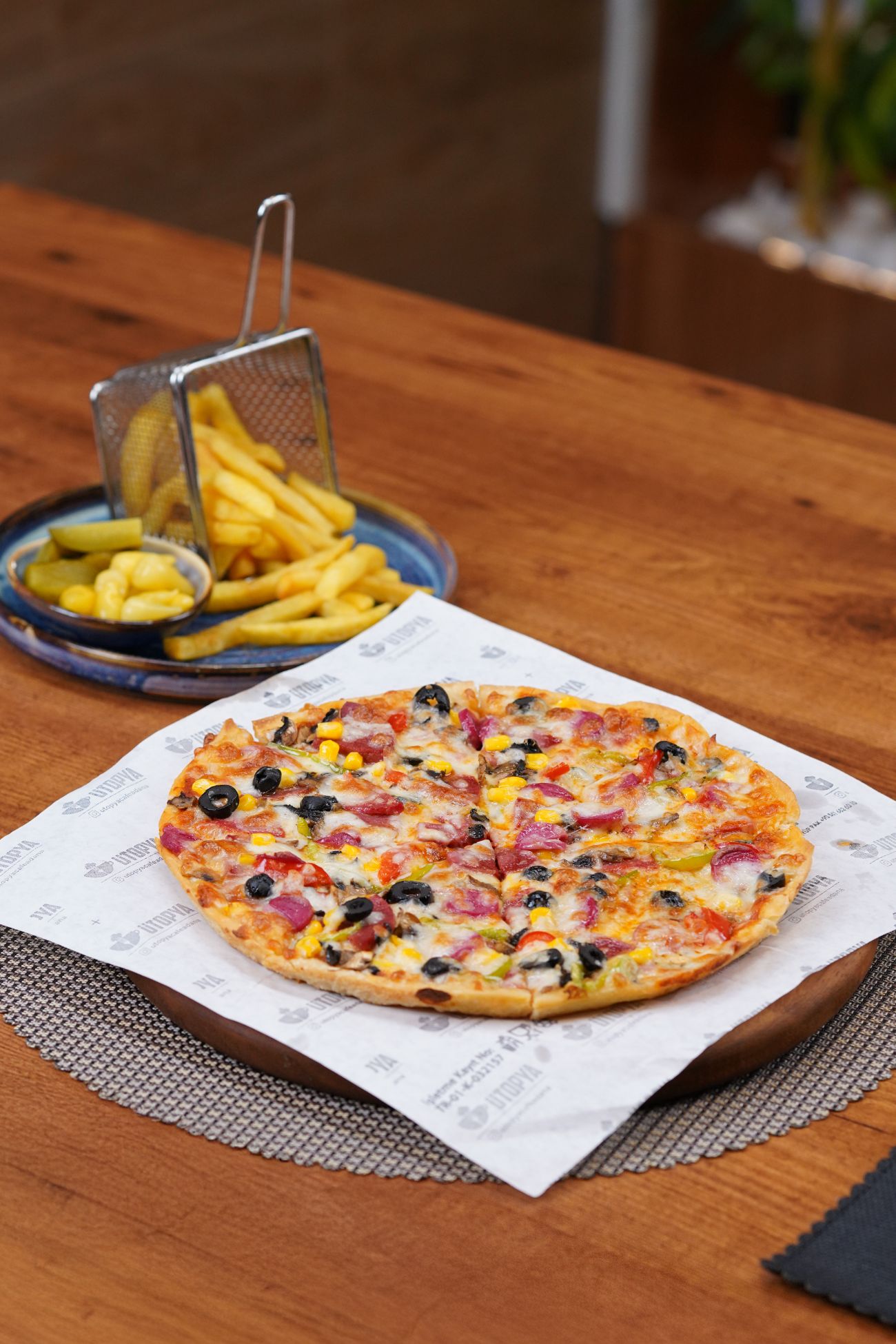 Karışık Pizza - Domates Sos, Mozzarella Peyni̇ri̇, Sucuk, Salam, Sosi̇s, Mısır, Si̇yah Zeyti̇n, Kırmızı Bi̇ber, Yeşi̇l Bi̇ber ve Mantar ile.