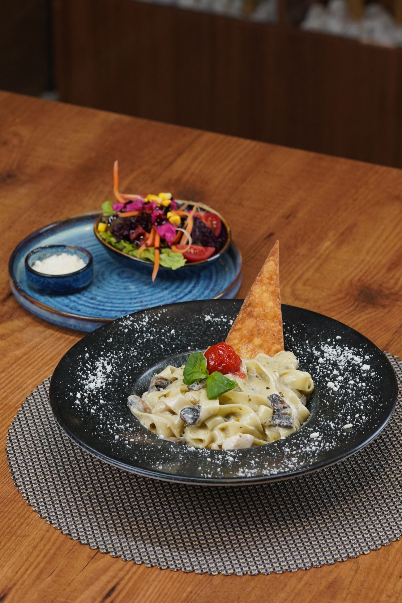 Fettuccine Alfredo - Tavuk, Mantar, Krema, Pesto Sos, Kara Biber, Sarımsak Sos.