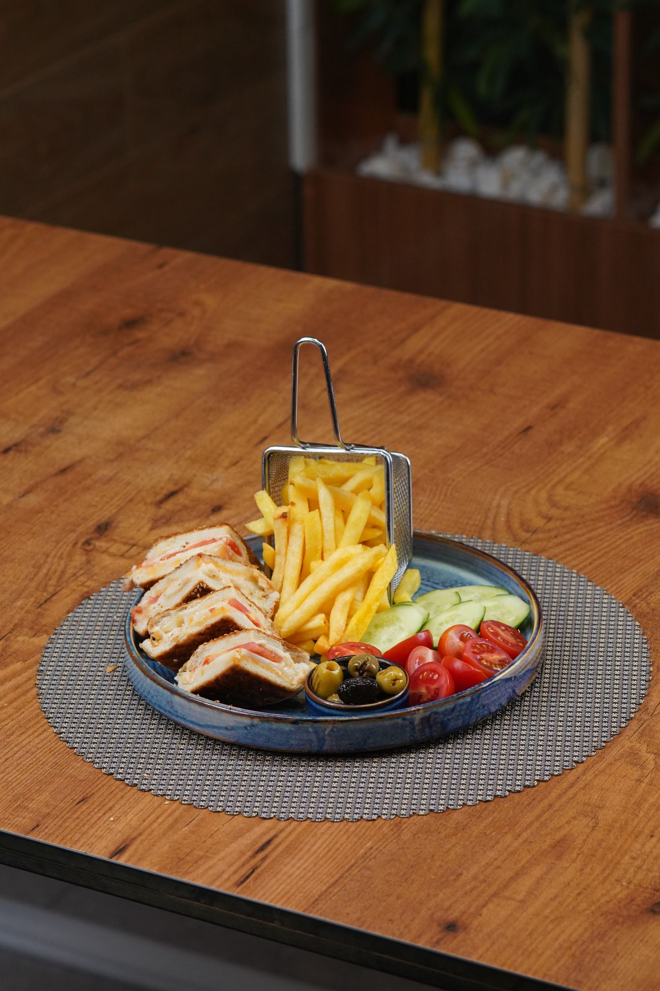 Domatesli-Kaşarlı Tost - Domates, Salatalık, Zeytin ve Patates Kızartması Eşliğinde.