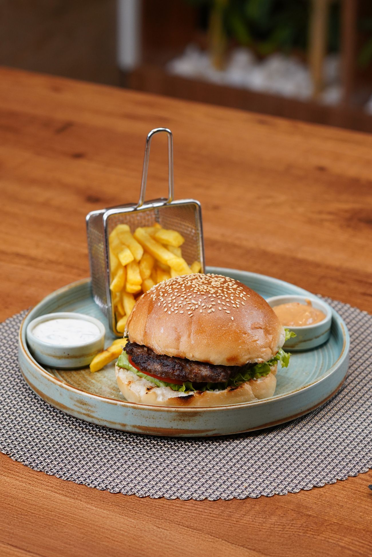 Hamburger - 130 gr. Dana Kıyma, Domates, Marul, Kornişon Turşu, Patates Kızartması ile.