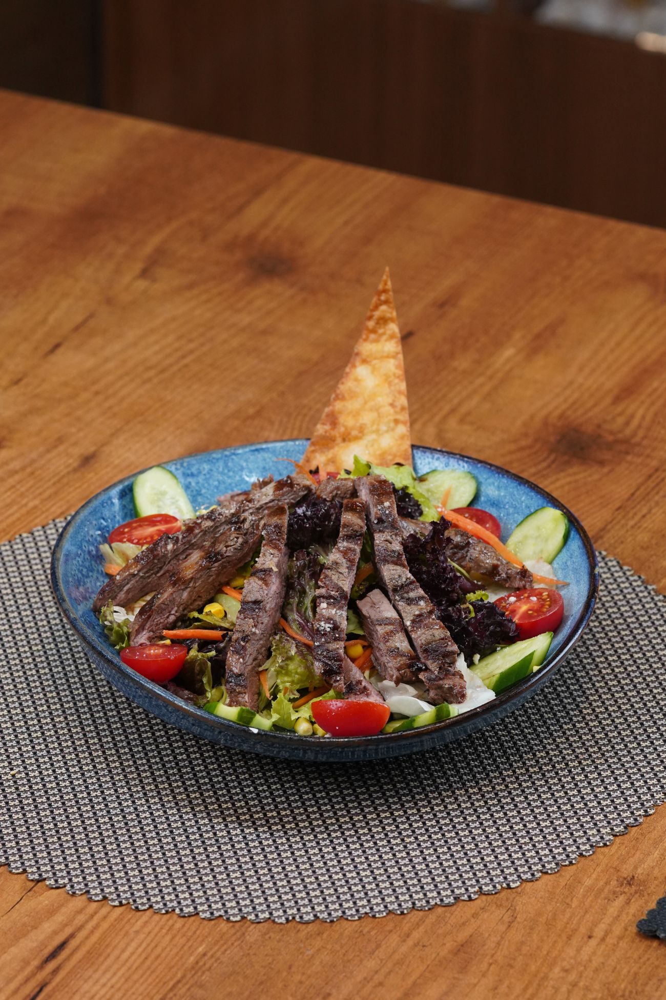 Izgara Bonfile Salata - Dana Bonfile Dilimleri, Akdeniz Yeşilliği, Mısır, Parmesan Peyniri, Cherry Domates, Havuç,  Özel Ütopya Sosu.