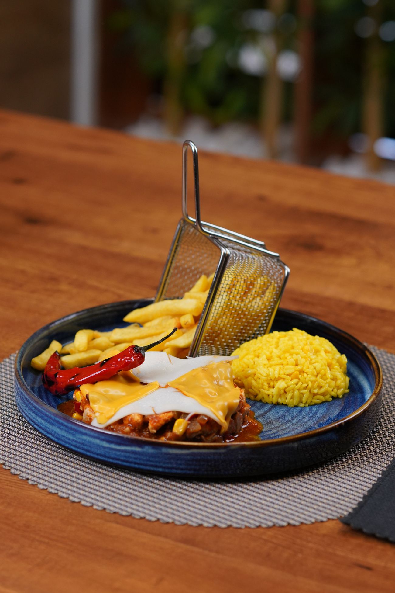 Chicken Mexico - Tavuk Göğsü, Kırmızı Biber, Yeşil Biber, Mantar, Mısır, Cheddar Peynir, Meksika Fasulyesi, Jelepone Biberi, Soğan, Domates Sos. Pilav ve Patates Kızartması Eşliğinde.