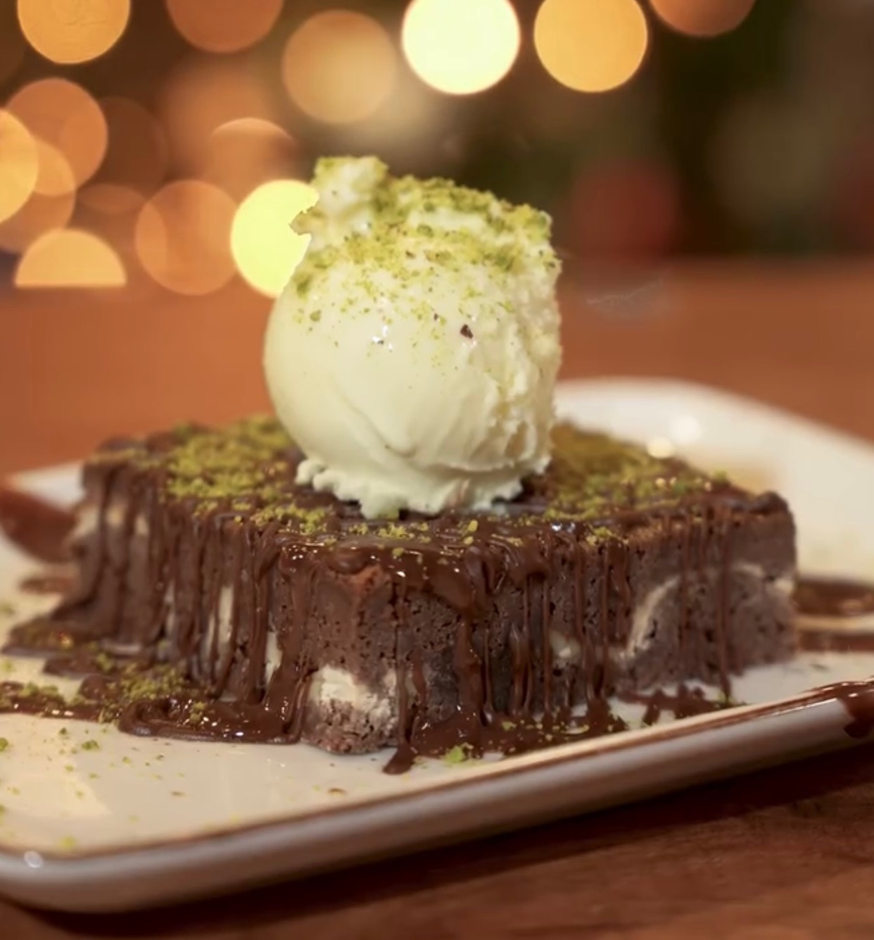 Brownie - Dondurma ile Servis Edilir.