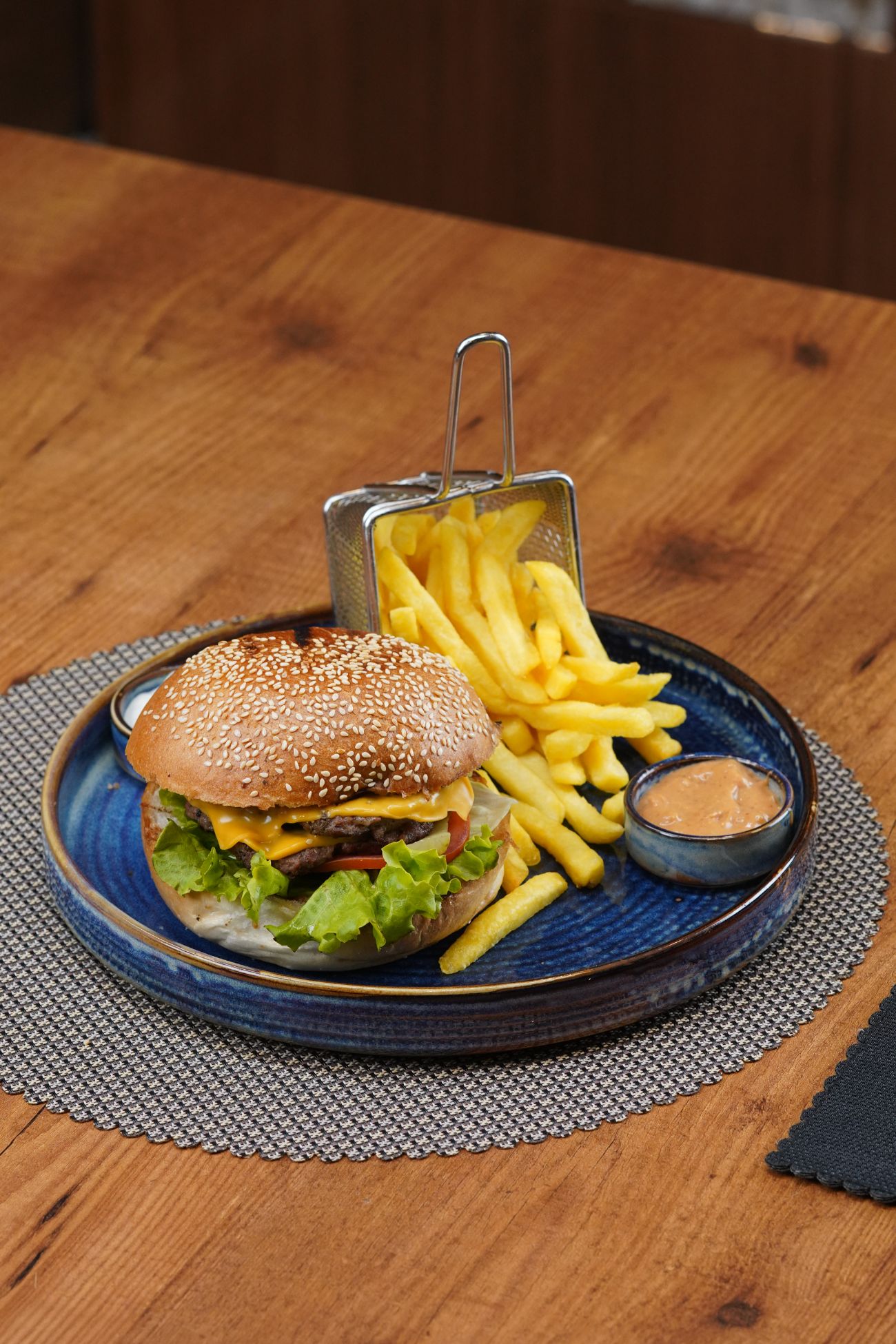 Double Burger - 260 gr. Dana Kıyma, Marul, Domates, Kornişon Turşu, Cheddar Peyniri, Patates Kızartması ile.