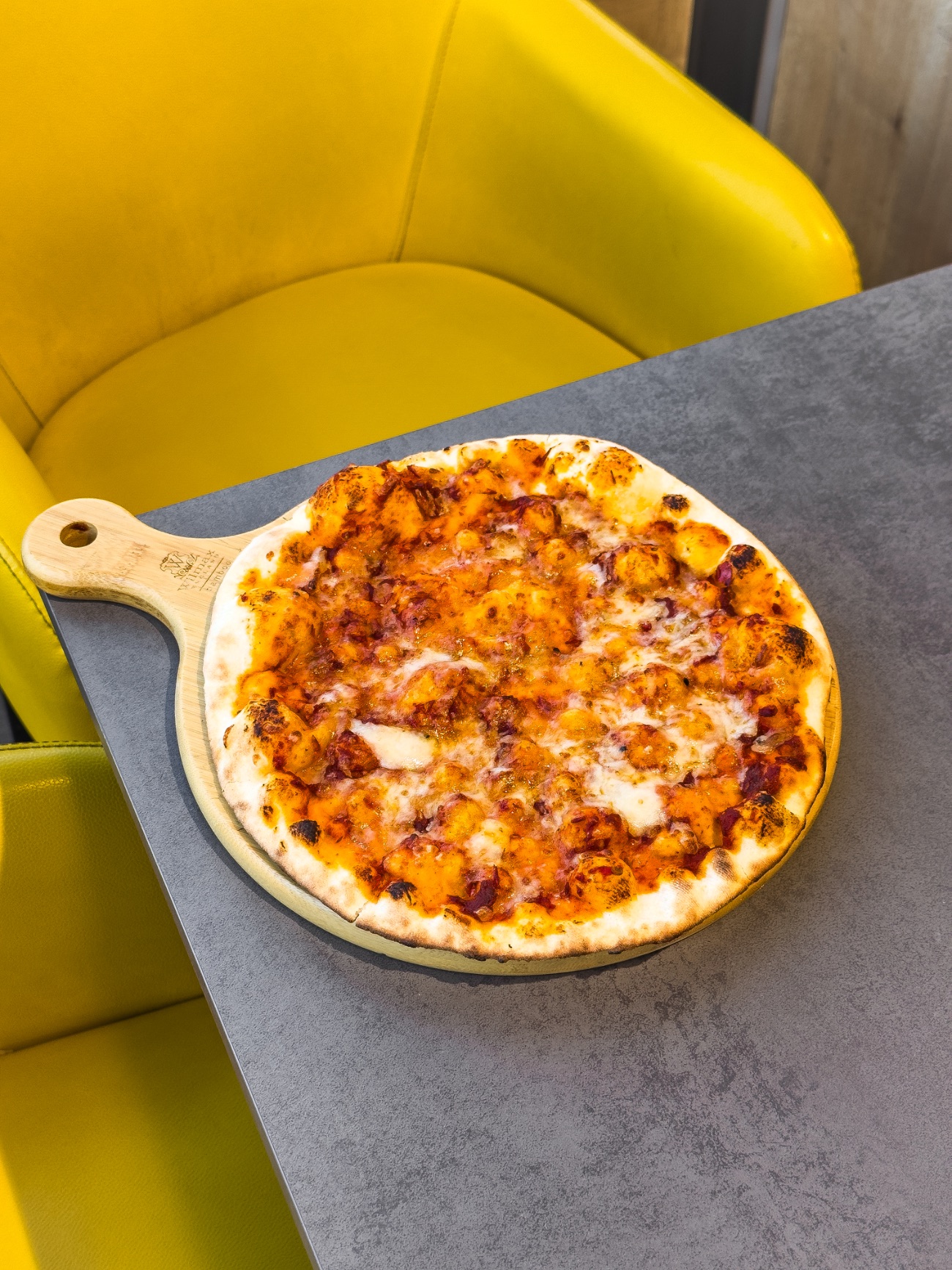 مناقيش محمرة وجبنة