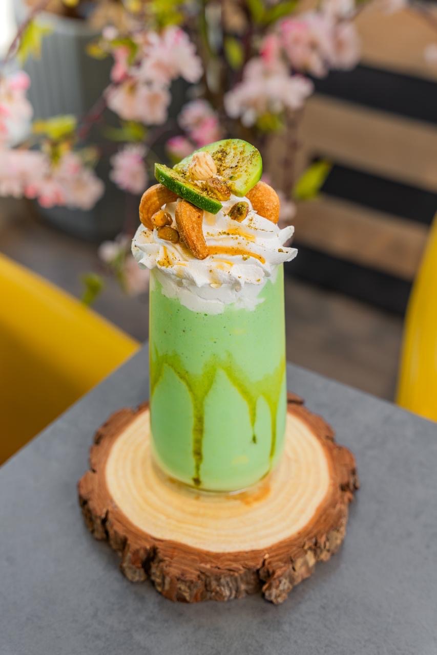 أفوكادو بالعسل والمكسرات