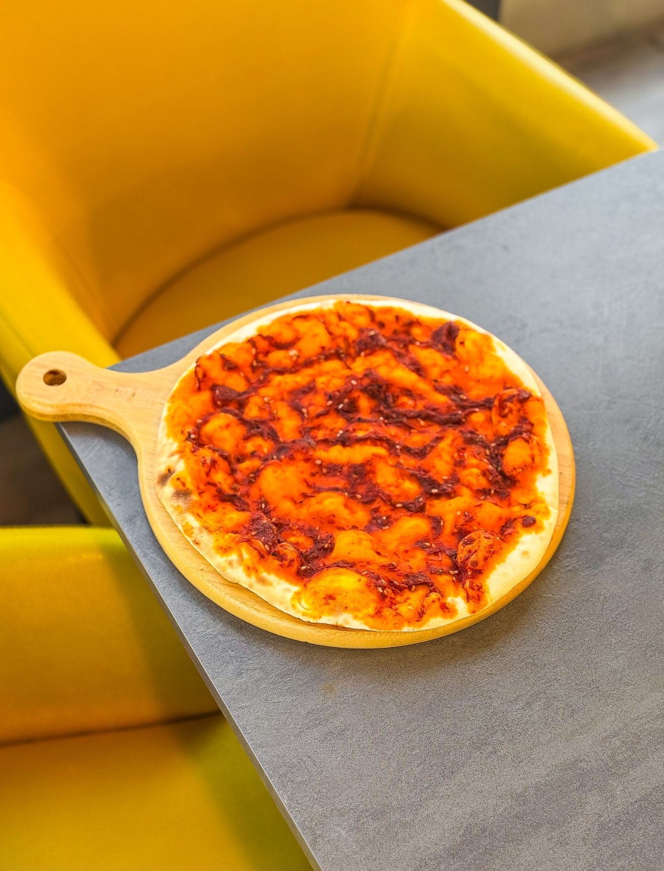 مناقيش محمرة