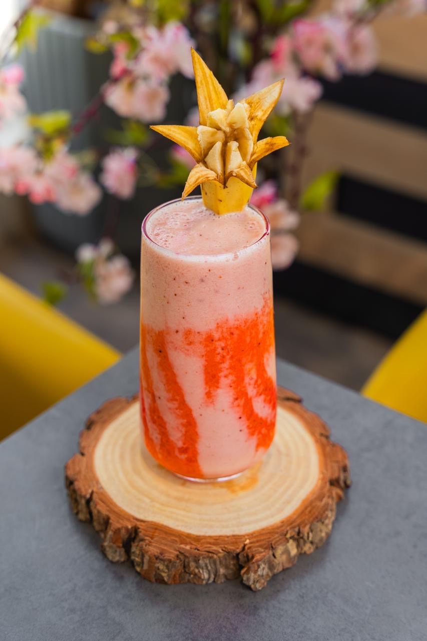 موز وحليب وفراولة